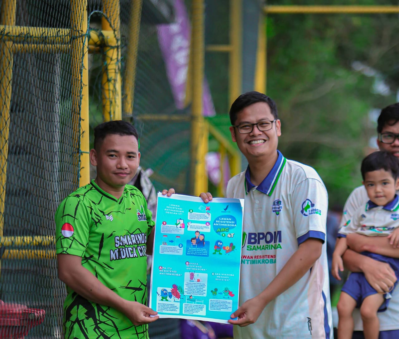 Kepala Balai Besar POM Samarinda menyerahkan poster edukasi tentang pencegahan resistensi antimikroba kepada perwakilan RS Samarinda Medika Citra. Melalui kegiatan Miniaksi, pesan kesehatan masyarakat dikemas secara ringan lewat olahraga dan kolaborasi lintas sektor.